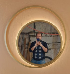 Круглое зеркало в золотой двойной раме с подсветкой